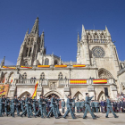 Imagen del desfile con la Catedral al fondo.-SANTI OTERO