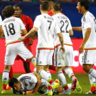 Los jugadores de México rodean al panameño Tejada tras recibir la tarjeta roja en la semifinal de la Copa de Oro, en Atlanta.-Foto: AFP / KEVIN C. COX