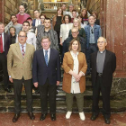 Los 16 alumnos de los dos programas mixtos de formación concluyeron ayer sus respectivos cursos y recibieron sus diplomas en un acto en la Diputación.-R. O.