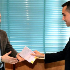Luigi di Maio entrega su papeleta al presidente de la mesa electoral donde ha votado, en Nápoles.-AFP / CARLO HERMANN