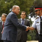 El major de los Mossos, Josep Lluís Trapero, saluda al coronel Diego Pérez de los Cobos, coordinador del operativo contra el referéndum del 1-O.-EL PERIÓDICO