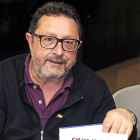 Carlos de la Sierra posa orgulloso con su nuevo libro. En la portada, aparece él junto sus tres nietos.-ISRAEL L. MURILLO