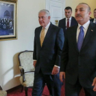 Tillerson (izquierda) y Çavusoglu, en Ankara, el 16 de febrero.-/ AFP / CEM OZDEL