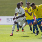 Vinicius conduce el balón en su primer partido con el Real Madrid Castilla.-BALDESCA SAMPER