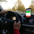 Un conductor muestra la aplicación que se usa para el pago de peaje en autopistas.-REPORTAJE GRÁFICO: EL MUNDO