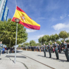 Momento del izado de la bandera durante el acto celebrado ayer en la Casa Cuartel.-ISRAEL L. MURILLO