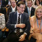La secretaria general, María Dolores de Cospedal (i), el presidente del Gobierno, Mariano Rajoy (c) y la presidenta de la Comunidad de Madrid, Cristina Cifuentes (d), al inicio de la conferencia política del PP en la que pretenden sentar las bases del pro-Foto: EFE