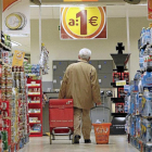 Un hombre hace la compra en un supermercado.-CARLOS CUÉLLAR