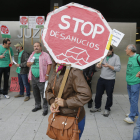 Una protesta de los voluntarios de la Plataforma de Afectados por las Hipotecas ante los juzgados de Burgos para frenar un desahucio. R. G. O.