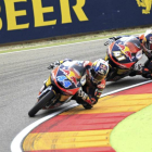 El piloto portugués Miguel Oliveira (i) (Red Bull TM Ajo) durante el Gran Premio de Aragón de Moto3 disputado hoy en el circuito turolense de Motorland.-