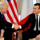 Trump y Macron se miran durante el estrecho apretón de manos que han protagonizado, el jueves en Bruselas.-REUTERS