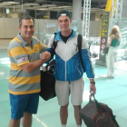 El presidente del Aparejadores RC, Leví Moreno, saluda a Johan Wagenaar en el aeropuerto de Barajas, ayer.-ECB