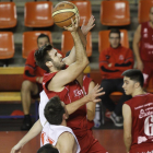 Marko Proleta fuerza la penetración a canasta.-SANTI OTERO