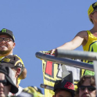 Seguidores de Valentino Rossi animan a su ídolo durante el GP de Valencia, en Cheste.-MIGUEL LORENZO