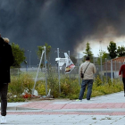 Vecinos de Seseña pasean por el pueblo con mascarillas debido al incendio del mayor cementerio de neumáticos de Europa-DAVID CASTRO