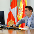 El alcalde de Burgos en un instante del Pleno telemático celebrado hoy. SANTI OTERO