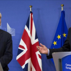 El jefe negociador británico del 'brexit', David Davis (izquierda), y el europeo, Michel Barnier, en el inicio de las conversaciones, el 19 de junio en Bruselas.-VIRGINIA MAYO