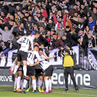 Los jugadores del Burgos celebran el gol de Borja Sánchez.-ISRAEL L. MURILLO