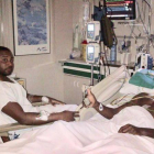 Eric Abidal recuperandose en el hospital tras la operación.-TWITTER ERIC ABIDAL