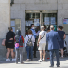 Un grupo de ciudadanos hace cola a las puertas del Ayuntamiento. ISRAEL L. MURILLO