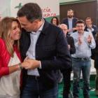 Sánchez, con Díaz, en el acto de proclamación como candidata a las elecciones andaluzas.-EFE