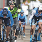 Carlos Barbero gana el esprint en Castrojeriz mientras Enrique Sanz entra en meta protestando por la maniobra del burgalés.-PHOTO GOMEZ SPORT / MOVISTAR TEAM