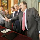 Representantes del Ayuntamiento, Campofrío, Federación Española y Federación Regional entrelazan sus manos tras firmar el protocolo de colaboración, ayer, en el Salón Rojo del Teatro Principal.-RAÚL OCHOA