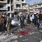 Lugar donde han estallado dos coches bomba en la ciudad de Homs.-AFP