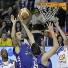 Poscic y Fornas luchan por un rebote en un lance del partido de ayer.-SANTI OTERO