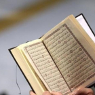 Un muslmán lee el Corán en la Gran Mezquita de Estrasburgo, tras los atentados contra el semanario 'Charlie Hebdo' en el 2015.-PATRICK HERTZOG / AFP