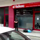 Agentes apostados en la puerta del semanario El Vallenc.-TWITTER