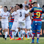 Los jugadores del Mirandés felicitan a Pedro por el gol conseguido ante el Llagostera-JAUME MUNDET