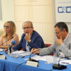 Emiliana Molero, Ignacio San Millán e Iñigo Llanera, miembros de la ejecutiva de FAE.-ISRAEL L. MURILLO