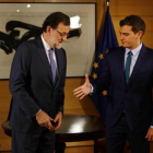 Mariano Rajoy y Albert Rivera se saludan al inicio de su encuentro, el miércoles en el Congreso.-AGUSTÍN CATALÁN