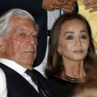 Mario Vargas Llosa e Isabel Preysler, en su primer acto oficial como pareja en España.-EFE