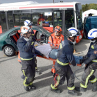 Efetivos de Bomberos trasladan a un ‘accidentado’.-ISRAEL L. MURILLO