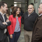 LuisTudanca y Esther Peña conversan con representantes de UGT.-SANTI OTERO