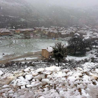 Desde la lejanía, Neila presentaba ayer este idílico aspecto bajo un blanco manto de nieve en plena primavera.-AYTO DE NEILA