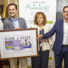 De la Rosa sostiene el cupón con la imagen del reloj ‘El Morito’ acompañado de Pérez y otros miembros de la ONCE.-SANTI OTERO