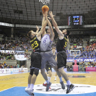 Goran Huskic lucha por un rebote junto a dos jugadores del Amberes.-ISRAEL L. MURILLO