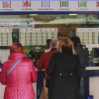 Burgaleses comprando lotería en una administración.-RAÚL G. OCHOA