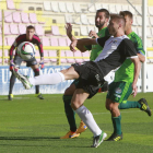 Fito Miranda golpea un balón en presencia de dos jugadores del Celta B en el choque de ayer en El Plantío-Raúl G. Ochoa