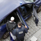 Agentes franceses arrestan a un sospechoso en una redada en Saint-Denis, en el norte de París, el 18 de noviembre del 2015, tras los ataques yihadistas de la semana anterior-AP / FRANÇOIS MORI