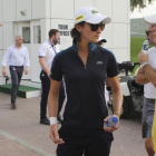La golfista francesa Anne-Lise Caudal (centro) comenta con otras jugadoras la tagedia vivida en Dubái por la muerte de su cadi.-AP / KAMRAN JEBREILI