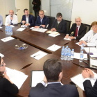 Imagen de la reunión de ayer entre los miembros de la comisión con responsables del hospital.-RAÚL G. OCHOA