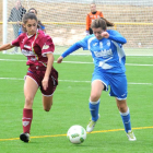 Loreto conduce el balón perseguida por una jugadora del Logroño.-ISRAEL L. MURILLO