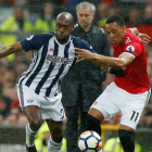 Mourinho observa una jugada del partido entre el Manchester United y el West Brom.-REUTERS