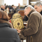Dos hombres obervan un reloj en una de las ediciones de la feria.-ISRAEL L. MURILLO