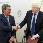 Rico (i.) y Méndez Pozo (d.) tras  la firma de ayer a la que seguirá en septiembre la presencia de la marca en Londres.-R. O.
