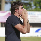 Patxi Salinas da instrucciones a sus jugadores durante un amistoso disputado en Arlanza-Raúl G. Ochoa